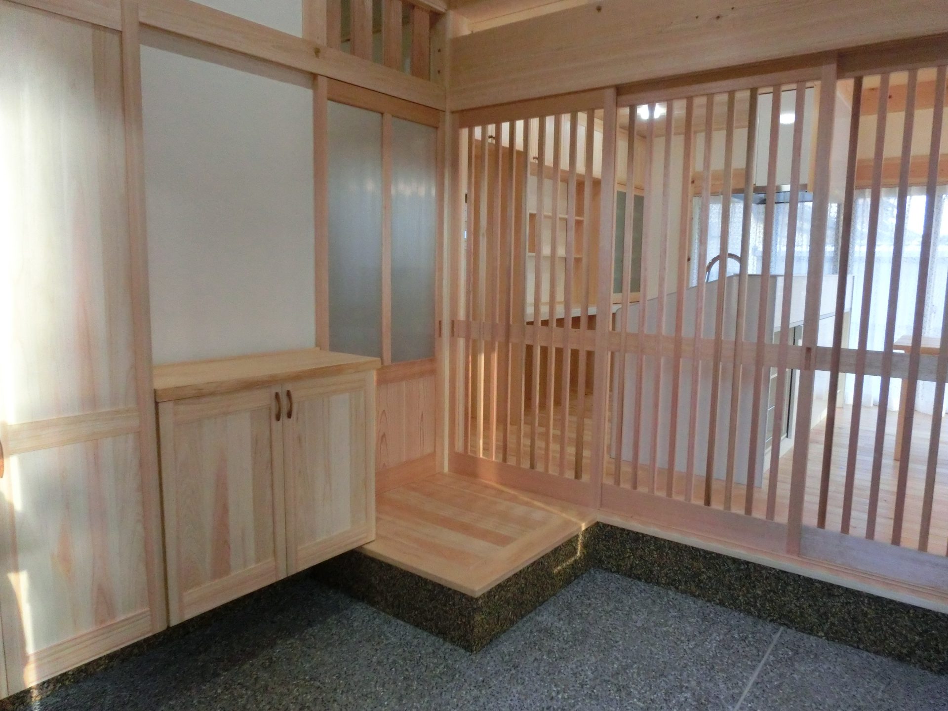 丸太の木組みと広い玄関土間が印象的な家（S様邸）